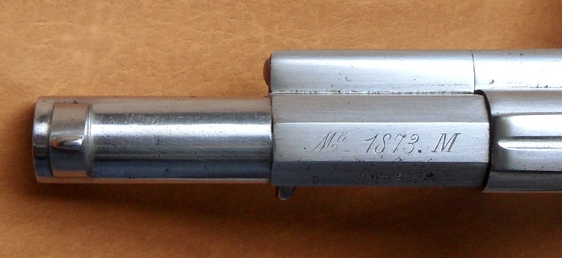 Marquage Mle 1873.M sur le canon d'un revolver 1873 de marine