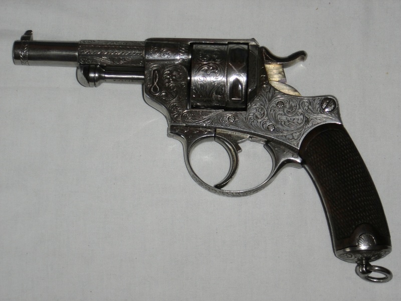 Revolver 1873 gravé de décors floreaux