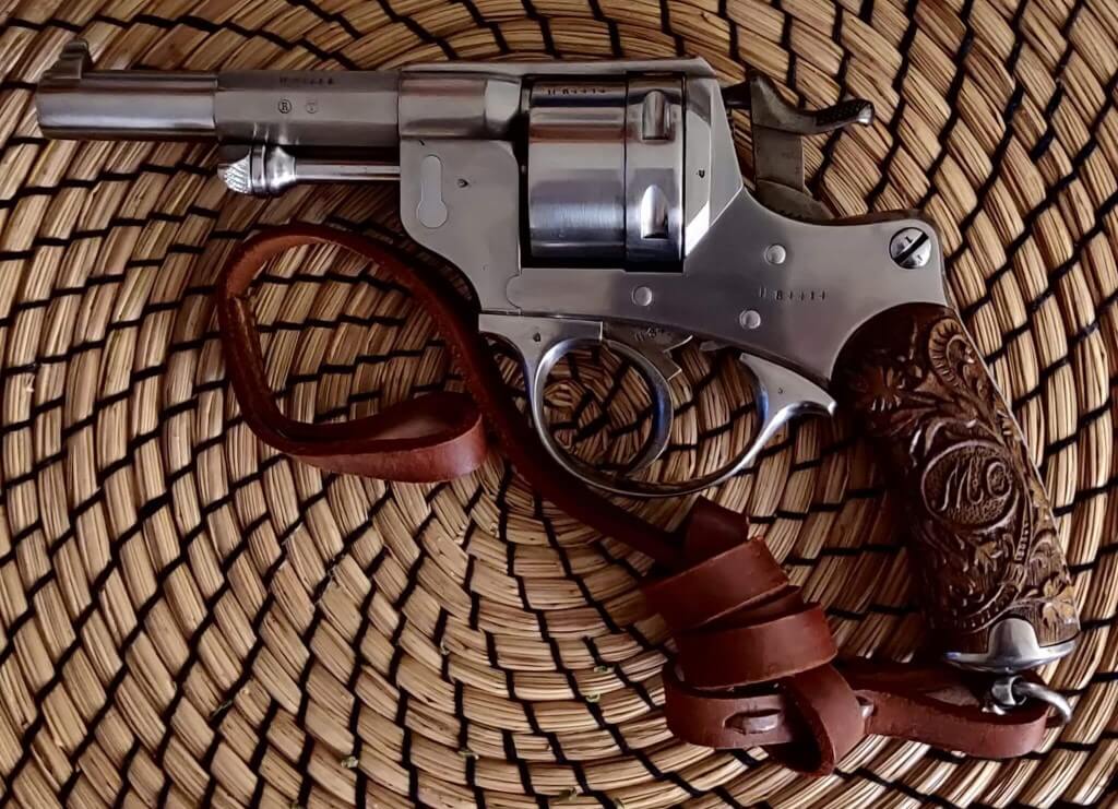 Revolver 1873 avec crosse gravée