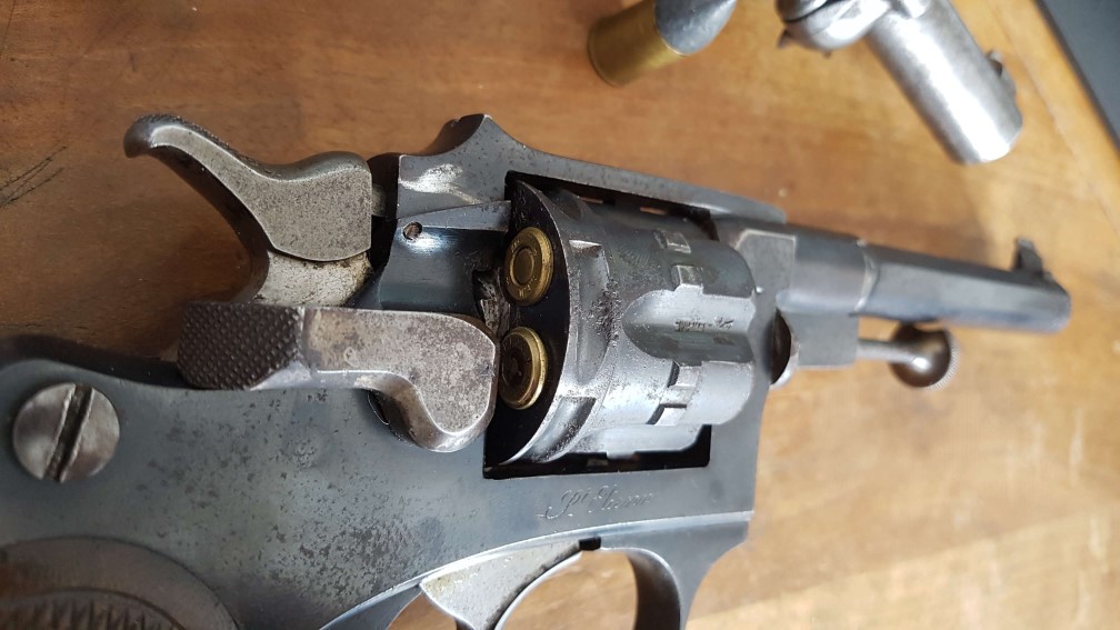 Comparaison cartouche de 8mm92 et 8mm non réglementaire de la SFM, dans un revolver modèle 1887