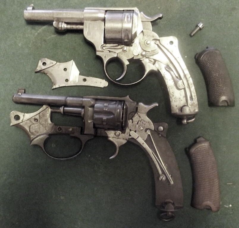 comparaison entre un revolver modèle 1873 et un 1887