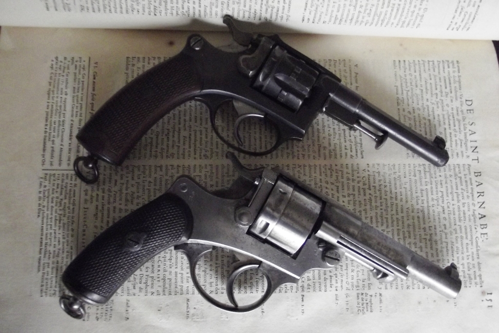 comparaison entre un revolver modèle 1873 et un 1887