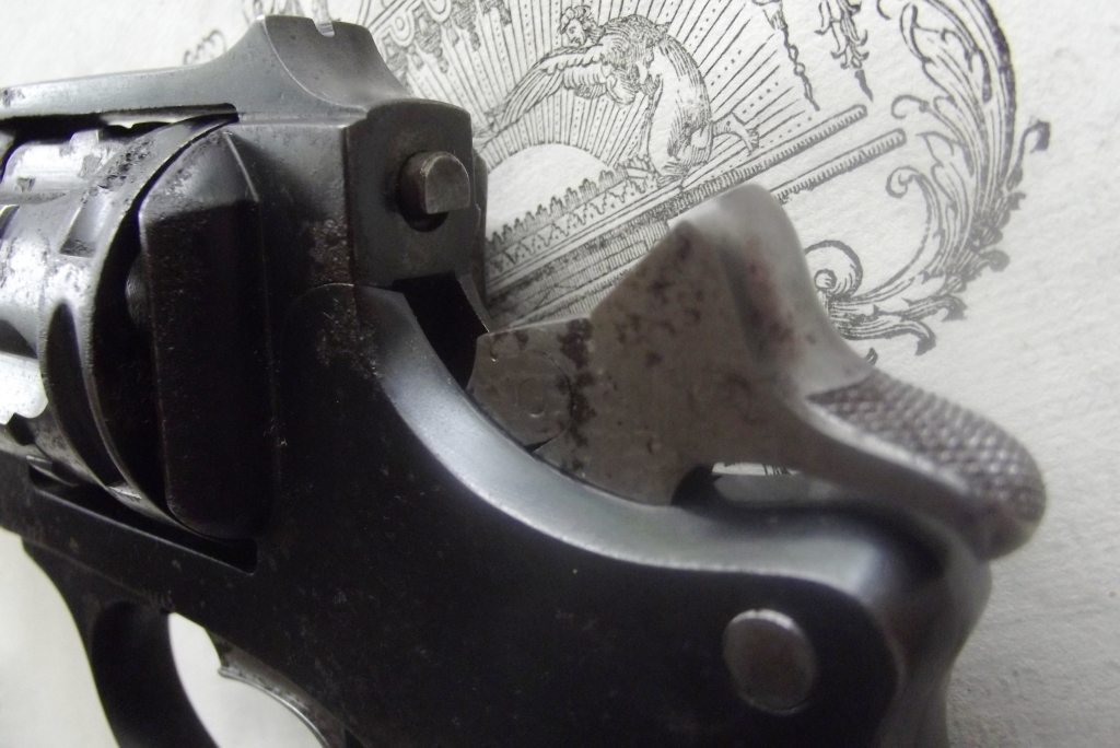 Détails du percuteur rapporté sur la carcasse revolver 1889/90 1887