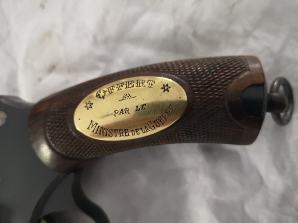 Revolver 1892 MAS Offert par le Ministère de la Guerre: plaque