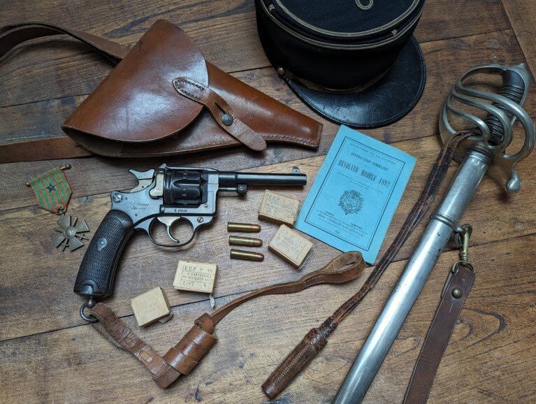 revolver modèle 1892, sabre modèle 1882 d'officier d'infanterie, cartouches 8mm92, Instruction sommaire sur le Revolver modèle 1892 (1893), etui simplifié modèle 1916 et dragonne