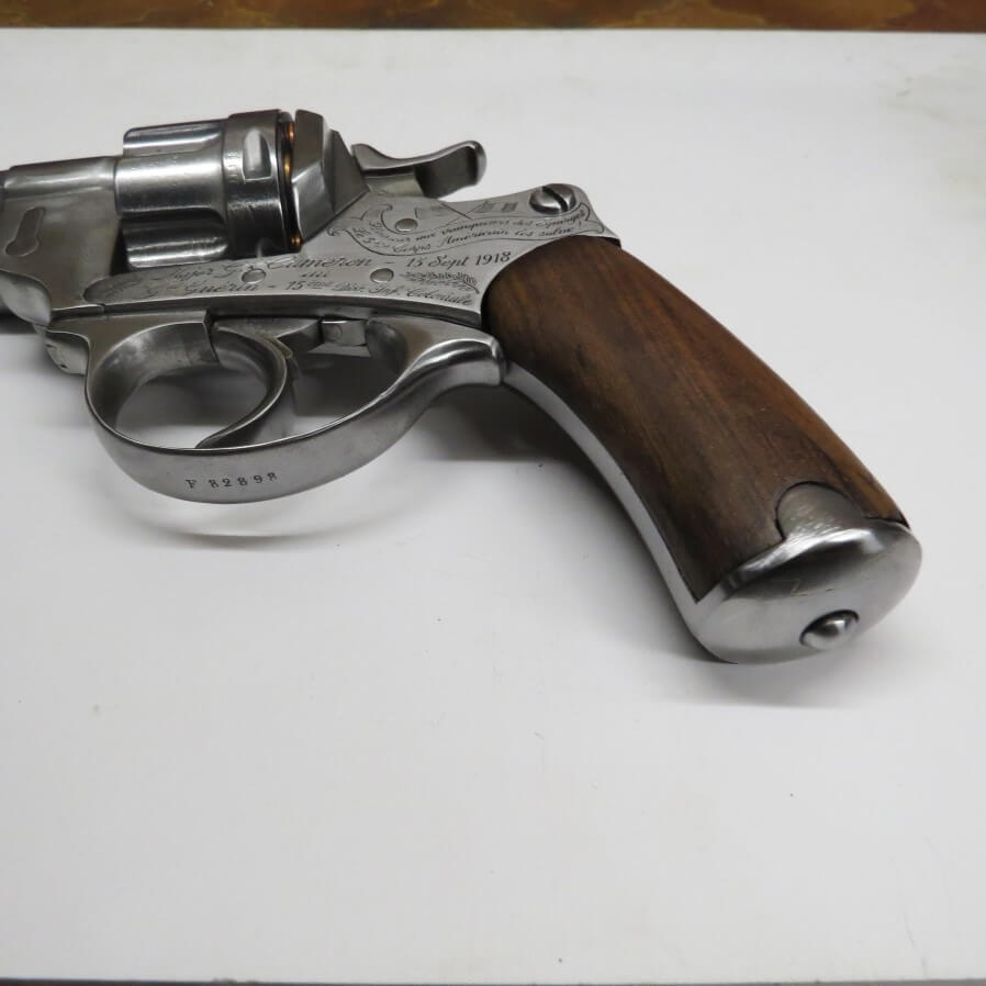 Revolver modèle 1873 offert par le Major Général Cameron au Général Guérin de la 15e division d'Infanterie coloniale, le 13 Septembre 1918