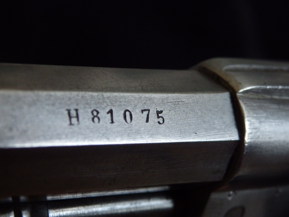 Revolver Mle 1873 avec absence de marquages, numéro de série sur le canon