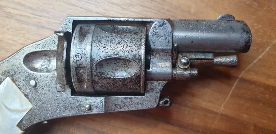 Revolver type Bulldog, gravé et crosse en nacre. Cal. 320