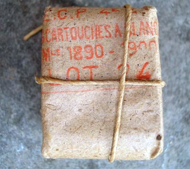 Paquet de cartouches à blanc modèle 1890 - 1900, balle en papier mâché de 0,4g, fabriquée en 1921 par l'Ecole Centrale de Pyrotechnie à Bourges