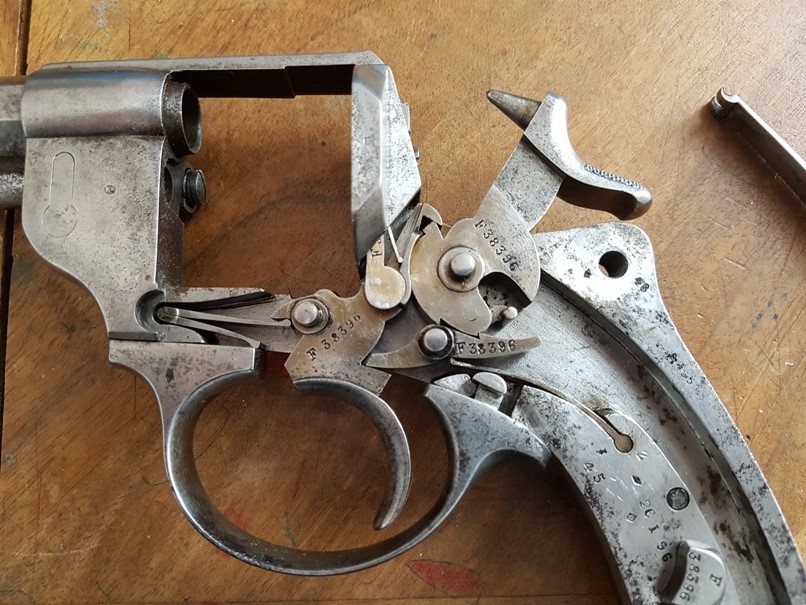 démontage revolver modèle 1873: Mettre le chien à l'armé