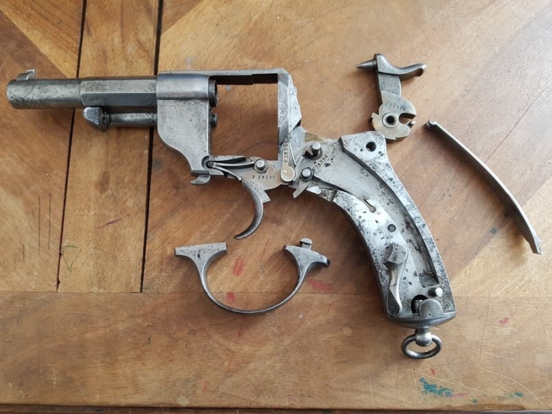 démontage revolver modèle 1873: Déposer le pontet