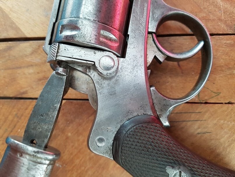 démontage revolver modèle 1873: Dévisser la vis