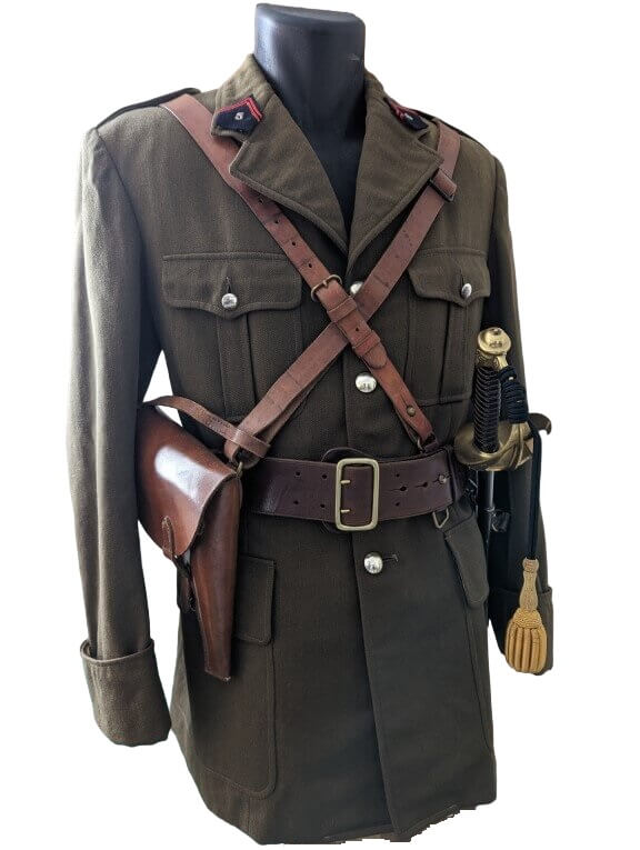 uniforme d'officier français modèle 1939, avec un étui simplifié modèle 1916 en cuir fauve avec sa banderole, ceinturon type Sam Browne belt et son baudrier, et sabre d'officier des troupes à pieds modèle 1923 (fabrication réglementaire de Châtellerault en 1937)