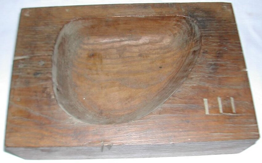 Forme en bois pour la réalisation du rabat d'un étui jambon