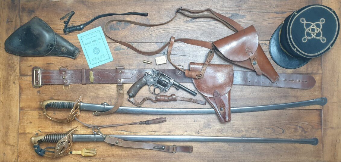 Ensembles d'officier: ceinturon, sabres, étuis de revolvers modèle 1892, dragonnes, képi, ...