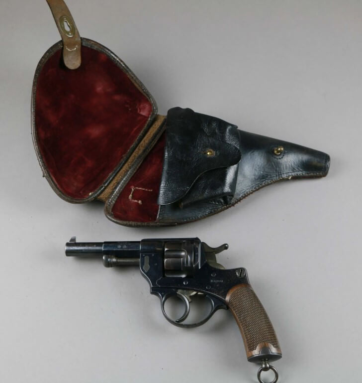 étui jambon avec doublure en velour rouge et revolver 1874