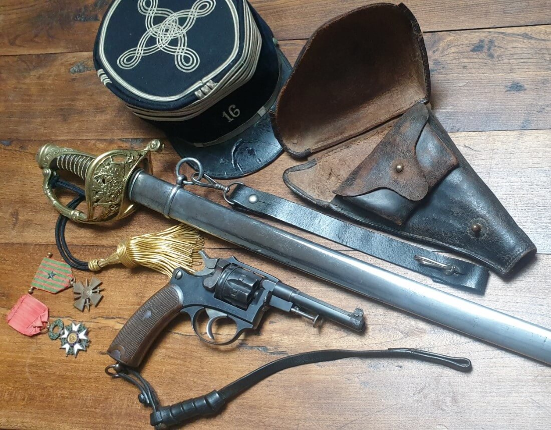 Revolver modèle 1887, avec dragonne en cuir noir, étui jambon noir, sabre d'officier subalterne des chasseurs et képi de chef de bataillon du 16e BCP.