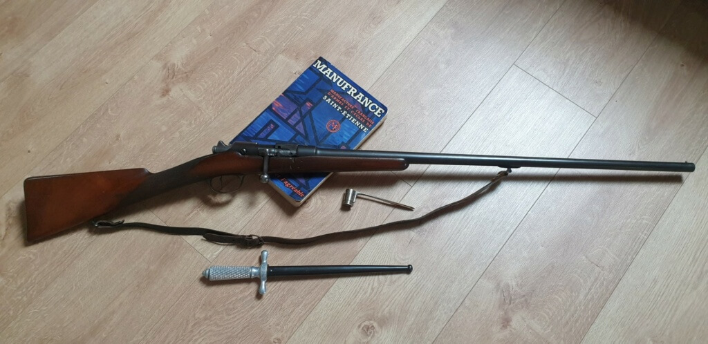 Fusil Le Hubert de la Manufacture Française d'Armes et Cycles de Saint Etienne, en calibre 20 et poignard Prime, fabriqué à partir d'une baïonette de fusil mle 1874 Gras