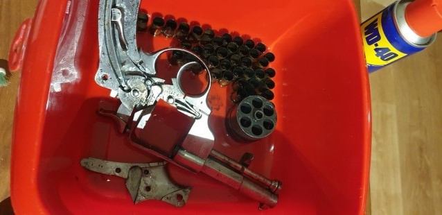 nettoyage revolver modèle 1873, après tir à la poudre noire