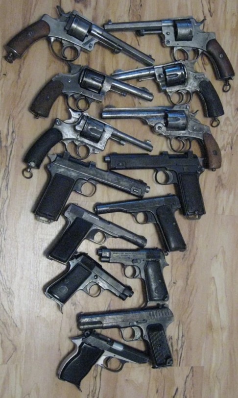 Les revolvers et pistolets réglementaires Roumains Les revolvers et pistolets réglementaires Roumains