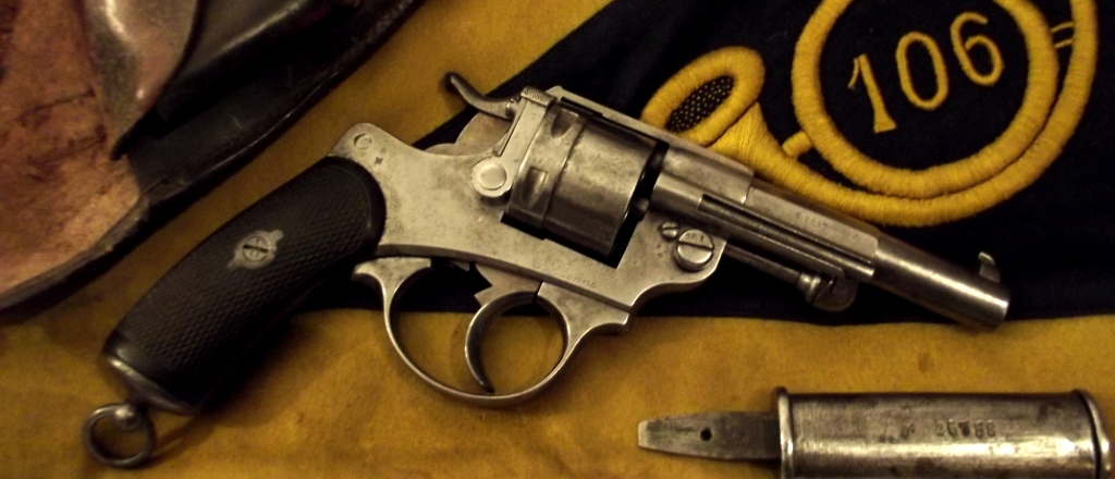 Revolver d'ordonnance modèle 1873, sur le fanion du 106e Bataillon de Chasseurs à Pied